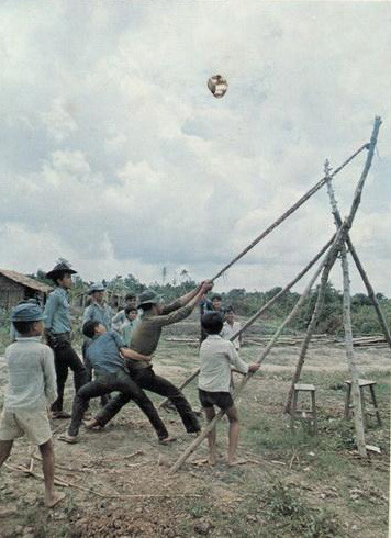 Khi còn chiến tranh, những người du kích Mỹ Tho đã dùng giàn thun này để bắn những quả lựu đạn đi xa hàng trăm mét mà không gây ra tiếng động, khiến kẻ thù không thể phát hiện. Giờ đây nó trở thành nơi trẻ em vui chơi.