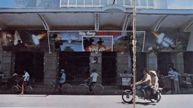 Sau giải phóng, những bộ phim tài liệu về chủ đề chống Mỹ cứu nước được chiếu tại các rạp phim trên toàn miền Nam. Ảnh: Pa-nô giới thiệu phim "Lũy thép Vĩnh Linh" tại một rạp phim ở Nha Trang.