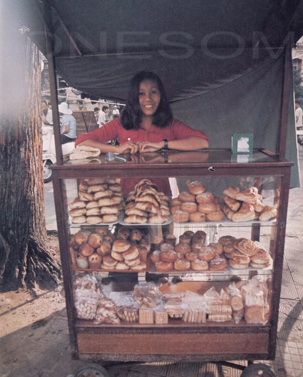 Nụ cười của chị bán bánh phía trước Bưu điện Thành phố.