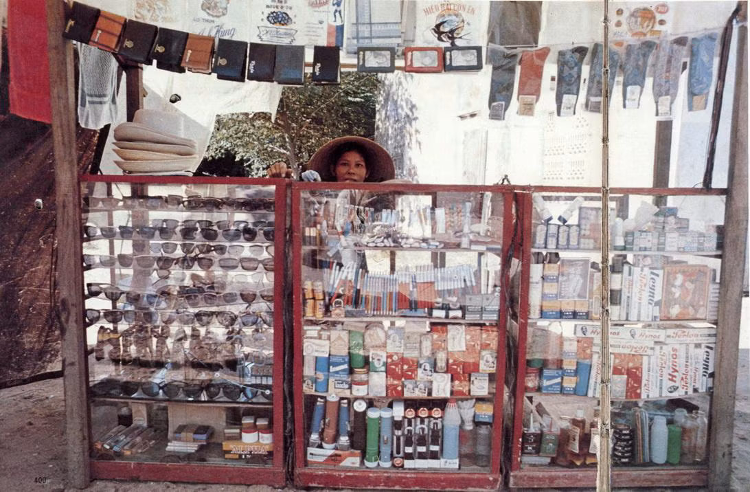 Các loại hàng hóa của Mỹ, Nhật, Nam Triều Tiên được bày bán tại một cửa hàng ở thị xã Quảng Ngãi.