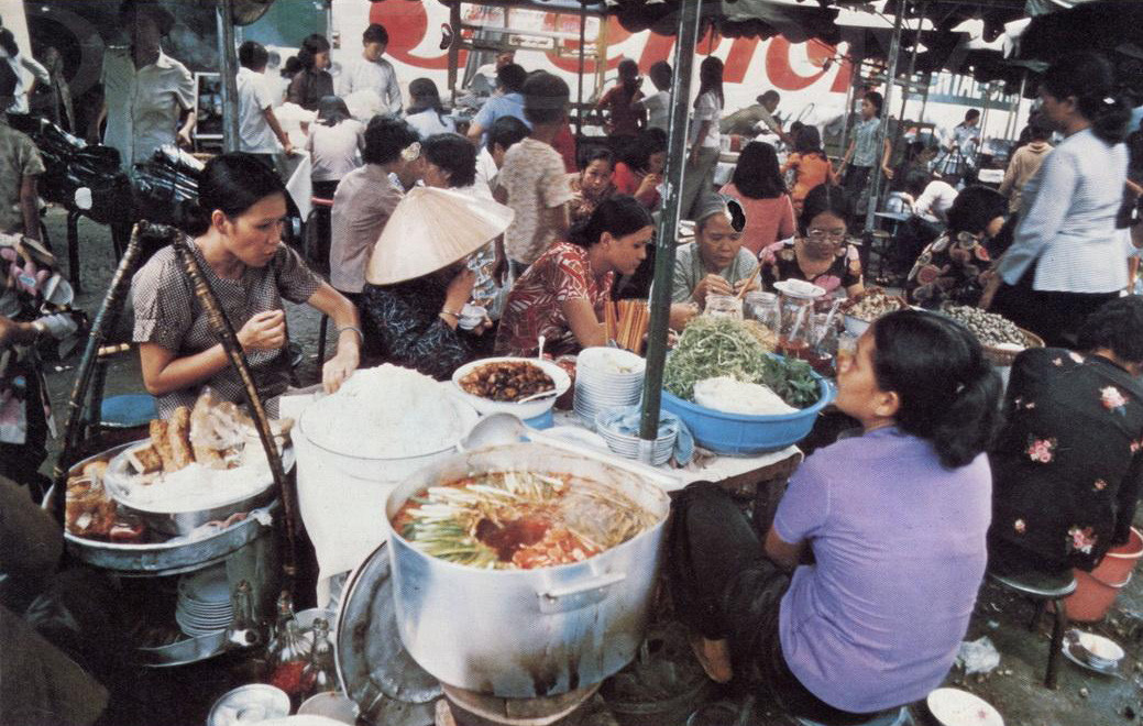 Khu vực ăn uống ở chợ Bến Thành.