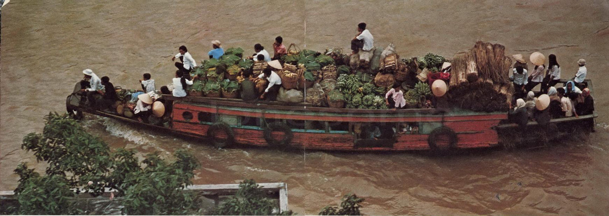 Thuyền chở đầy hành khách và nông sản xuôi dòng Tiền Giang về chợ Mỹ Tho.