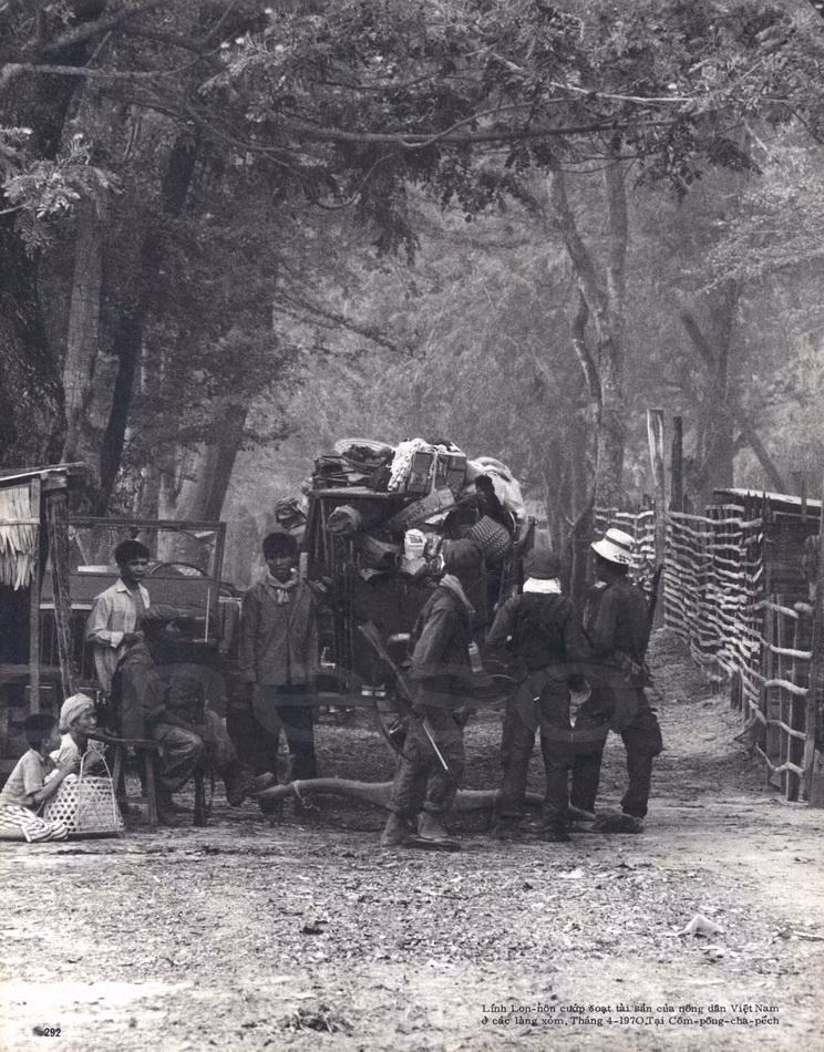 Lính Lon Nol cướp đoạt tài sản của nông dân Việt Nam ở các làng xóm, tháng 4/1970.