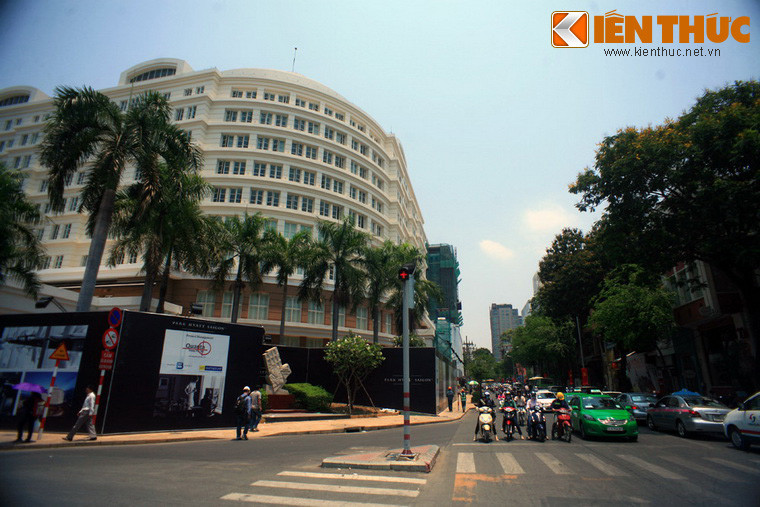 3. Tọa lạc tại Công trường Lam Sơn, kế bên Nhà hát Lớn, Park Hyatt Saigon là một khách sạn 5 sao sang trọng với một lịch sử đặc biệt thời chiến tranh Việt Nam. Vào năm 1964, đây là cư xá Brinks, nơi ở của nhiều sĩ quan cao cấp thuộc Bộ Chỉ huy Viện trợ quân sự Mỹ tại Việt Nam.