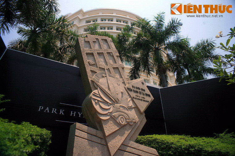 Ngày 24/12/1964, các chiến sĩ biệt động Sài Gòn đã đánh bom làm sập 4 tầng của cư xá, khiến chính phủ Mỹ bàng hoàng, vì tin tức tình báo trước đó cho rằng "Quân đội Giải phóng chỉ hoạt động được ở các vùng nông thôn".