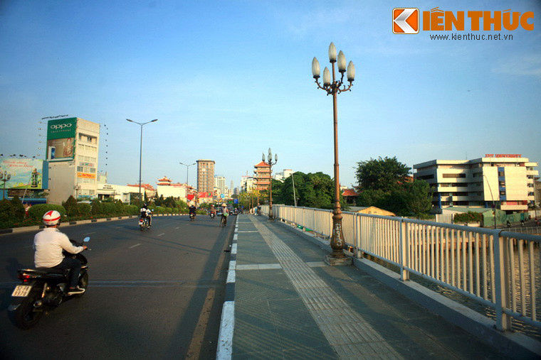 2. Trong thời chiến tranh Việt Nam, cầu Công Lý ở Sài Gòn là nơi xảy ra một sự kiện chấn động dư luận thế giới. Đó là kế hoạch gài bom dưới chân cầu để tiêu diệt Bộ trưởng Quốc phòng Mỹ Mac Namara của chiến sĩ biệt động Nguyễn Văn Trỗi.