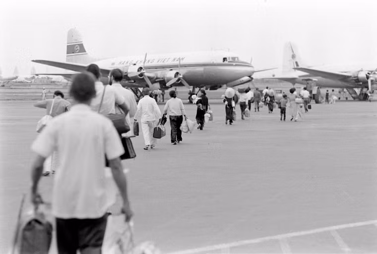 Hành khách phải đi bộ một quãng đường khá dài để lên máy bay.