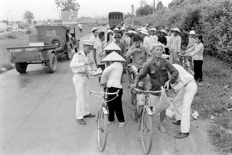 Các con đường dẫn vào sân bay Tân Sơn Nhất được kiểm tra an ninh nghiêm ngặt.