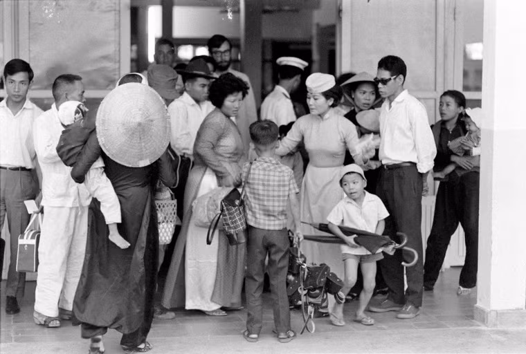 Hành khách chờ lên máy bay.