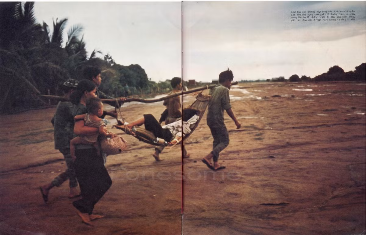 Lính Sài Gòn khiêng một nông dân Việt Nam bị quân Lon Nol bắn trọng thương ở vùng biên giới Việt Nam - Campuchia, tháng 5/1970.