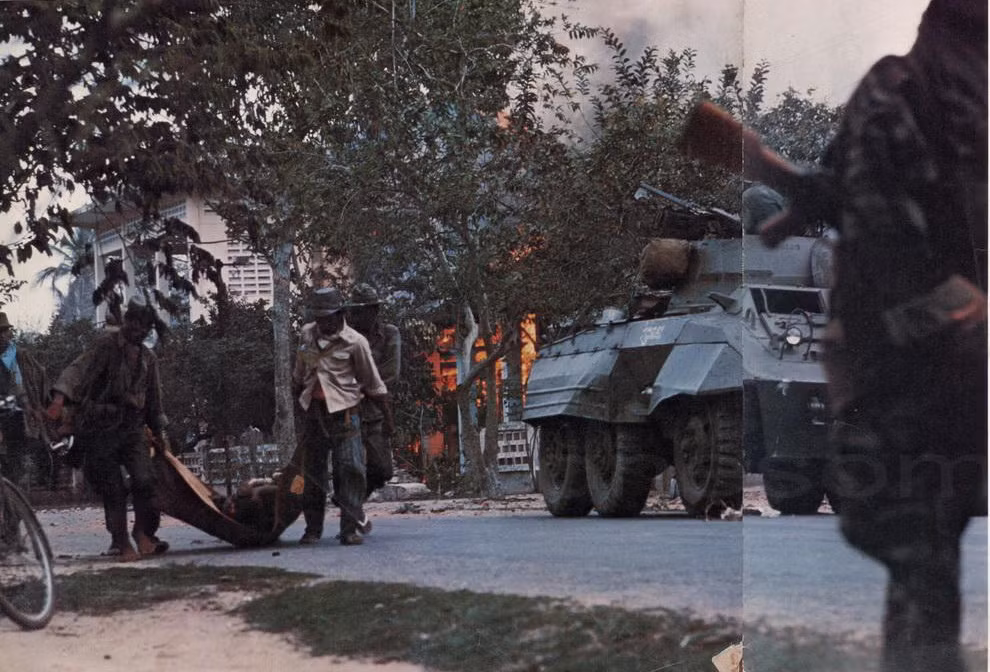 Lính Lon Nol khiêng xác đồng đội tại Prasot, ngày 12/4/1970.