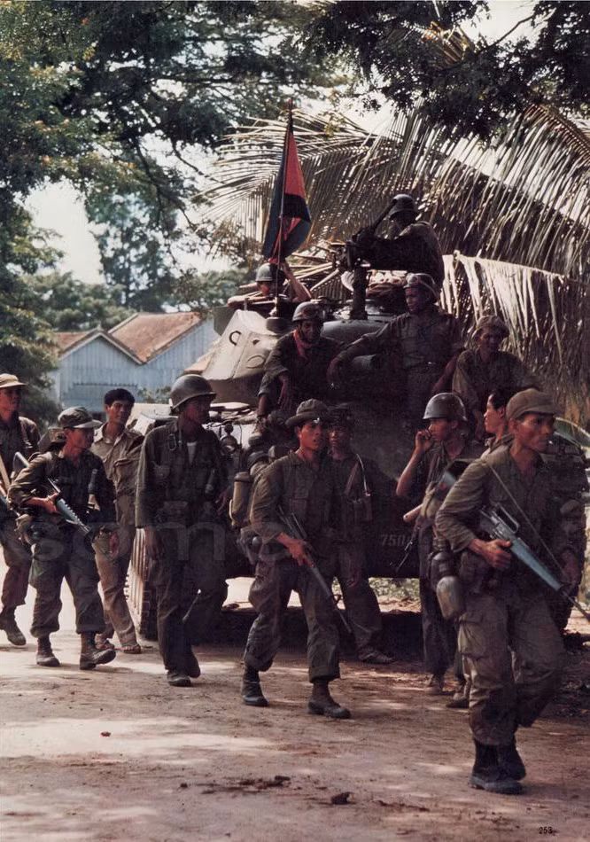 Binh lính Lon Nol hành quân trên đường số 1 của Campuchia.