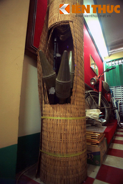 Súng AK và B40 được giấu trong cà tăng (thứ dùng để đựng lúa, bằng tre đan) để ngụy trang.