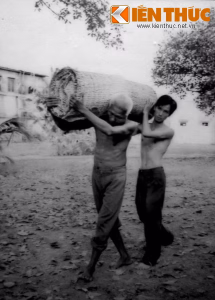 Các chiến sĩ giao liên vận chuyển vũ khí giấu trong cà tăng cho đơn vị bảo đảm chiến đấu tại căn cứ Thái Mỹ - Củ Chi.