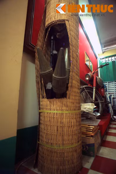 Súng AK và B40 được giấu trong cà tăng (thứ dùng để đựng lúa, bằng tre đan) để ngụy trang.