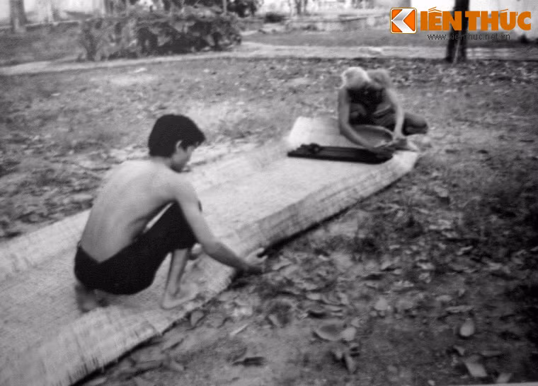 Đồng chí Trần Văn Lai và đống chí Nguyễn Văn Ba trao đổi ám hiệu chuyển giao vũ khí bằng tờ báo chính luận.