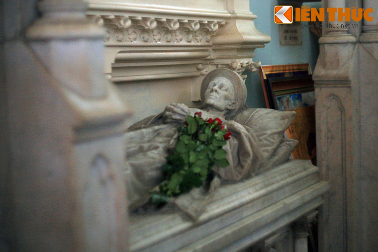 Trên mộ là tượng toàn thân ông Huyện Sỹ kê đầu trên hai chiếc gối bằng đá, mình mặc áo dài, đầu chít khăn đóng, hai tay đan vào nhau trước ngực... được tạo tác rất tinh xảo.