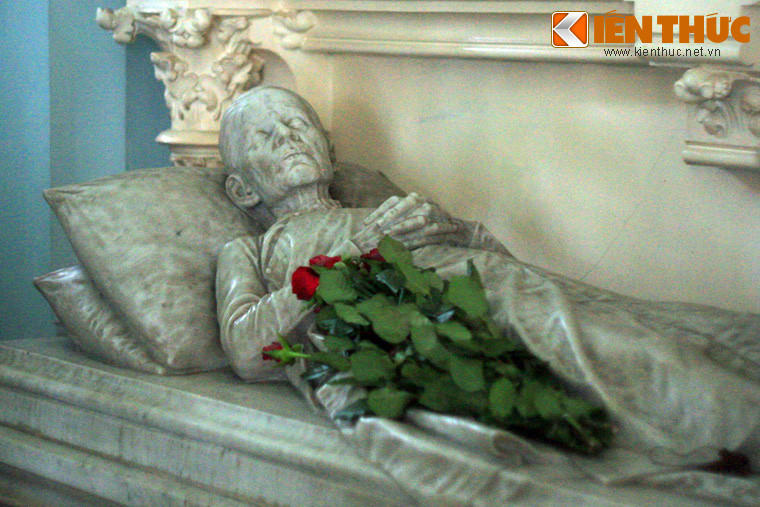 Mộ phu nhân ông Huyện Sỹ là bà Huỳnh Thị Tài nằm ở phía đối diện, có kiểu thức tương tự với bức tượng bán thân phía trước, phía sau là ngôi mộ bằng đá. Trên mộ là tượng bà Huyện Sỹ được tạo hình với tư thế nằm giống như chồng.