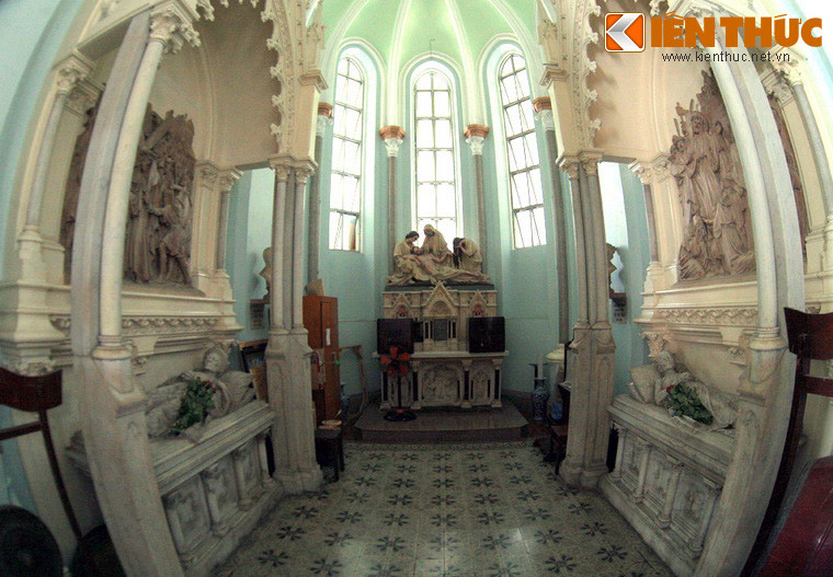 Phía trong, bên cạnh mộ ông bà Huyện Sỹ còn có tượng bán thân của con trai và con dâu ông bà là Gioan Baotixita Lê Phát Thanh (bên phải) và Anna Đỗ Thị Thao (bên trái). Giữa hai phần mộ là đài thờ mang cụm tượng thể hiện phút lâm chung của Chúa Jesus.