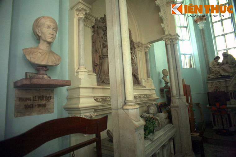 Mộ ông Huyện Sỹ nằm ở bên trái, phía trước là bức tượng bán thân và tấm bia ghi tên thật của ông là Lê Phát Đạt cùng năm sinh, năm mất. Phía sau là phần mộ bằng đá cẩm thạch.