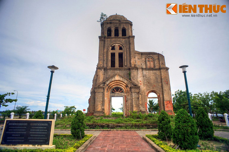 2. Trên đường Nguyễn Du ở trung tâm thành phố Đồng Hới, tỉnh Quảng Bình có một di tích lịch sử rất đặc biệt. Đó là phế tích của nhà thờ Tam Tòa - công trình từng được coi là một trong những nhà thờ đẹp nhất ở Việt Nam thời thuộc địa.