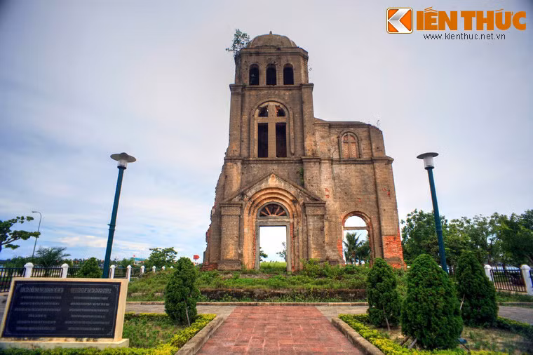 2. Trên đường Nguyễn Du ở trung tâm thành phố Đồng Hới, tỉnh Quảng Bình có một di tích lịch sử rất đặc biệt. Đó là phế tích của nhà thờ Tam Tòa - công trình từng được coi là một trong những nhà thờ đẹp nhất ở Việt Nam thời thuộc địa.