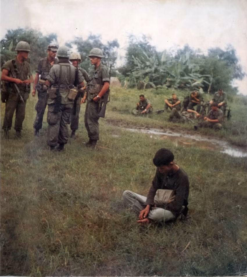 Lính Mỹ bắt bất cứ ai bị tình nghi là người của Mặt trận Dân tộc Giải phóng. Những người này sẽ bị tra khảo tại chỗ hoặc giao cho Bộ tư lệnh quân đội Sài Gòn.