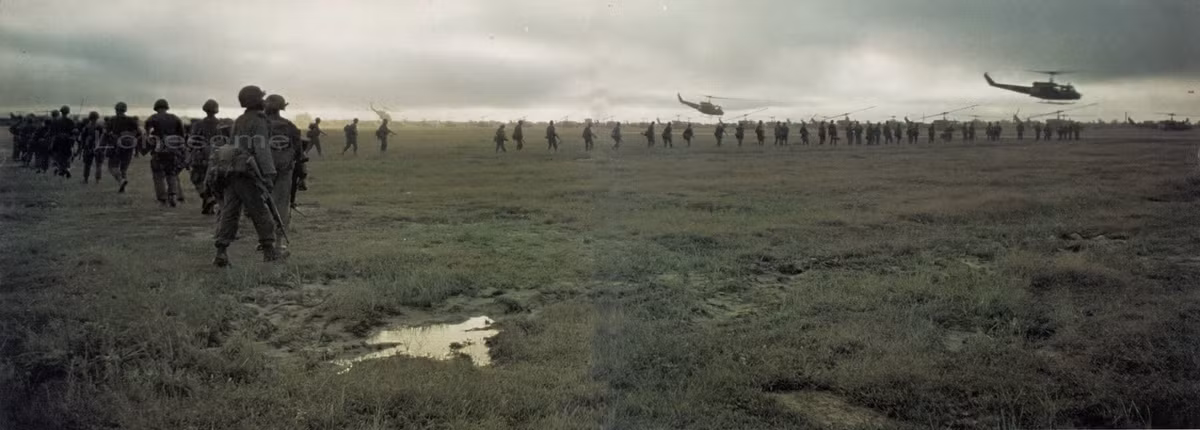 Lính Mỹ thuộc sư đoàn bộ binh số 25 lên đường đi càn quét ở Tây Ninh, năm 1967.