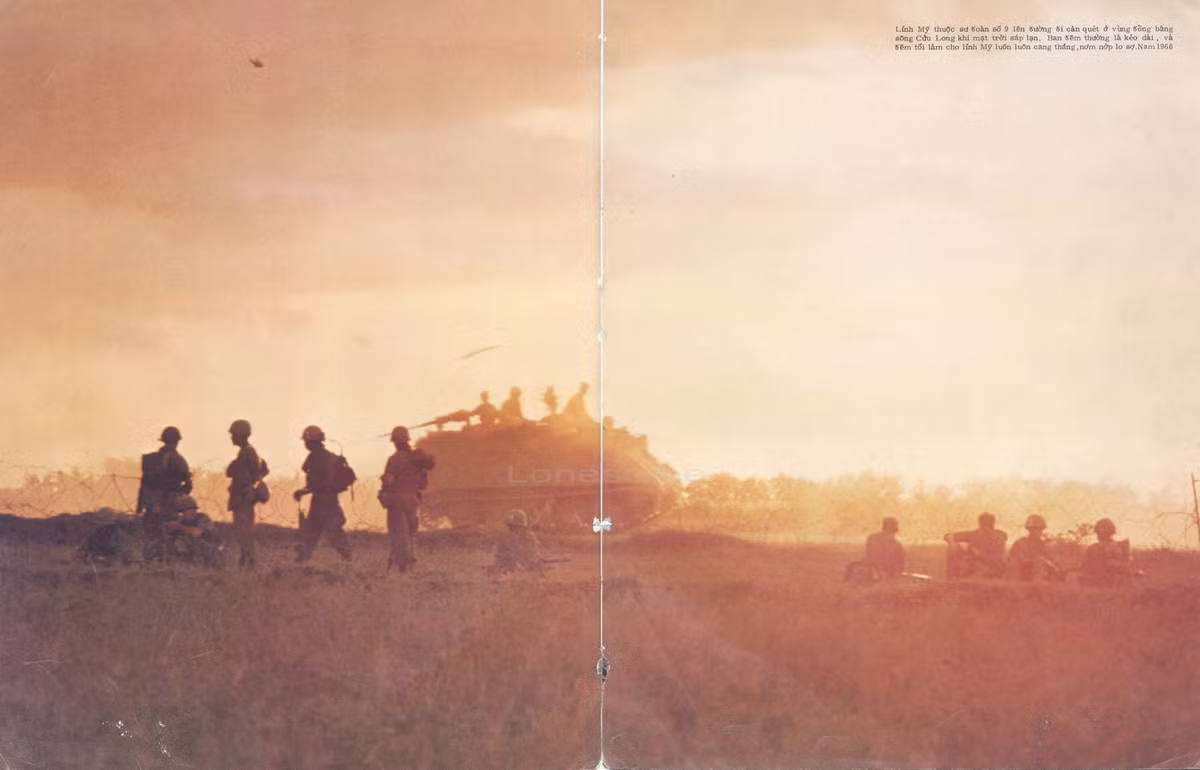 Lính Mỹ thuộc sư đoàn số 9 lên đường đi càn quét ở đồng bằng sông Cửu Long khi hoàng hôn buông xuống, năm 1968.