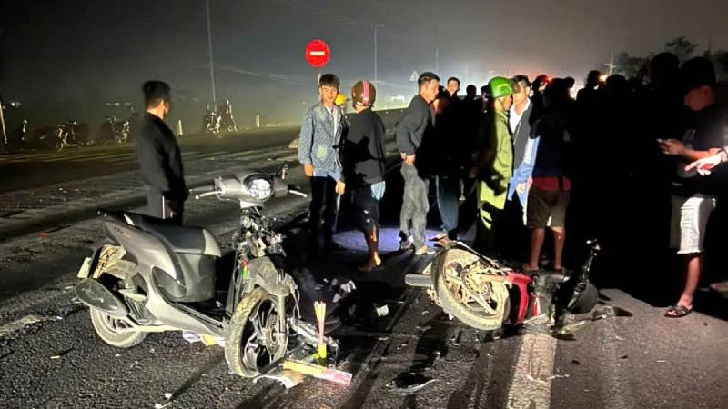 Quảng Bình: Hai xe máy tông nhau, 3 người thương vong Quang Binh: Hai xe may tong nhau, 3 nguoi thuong vong