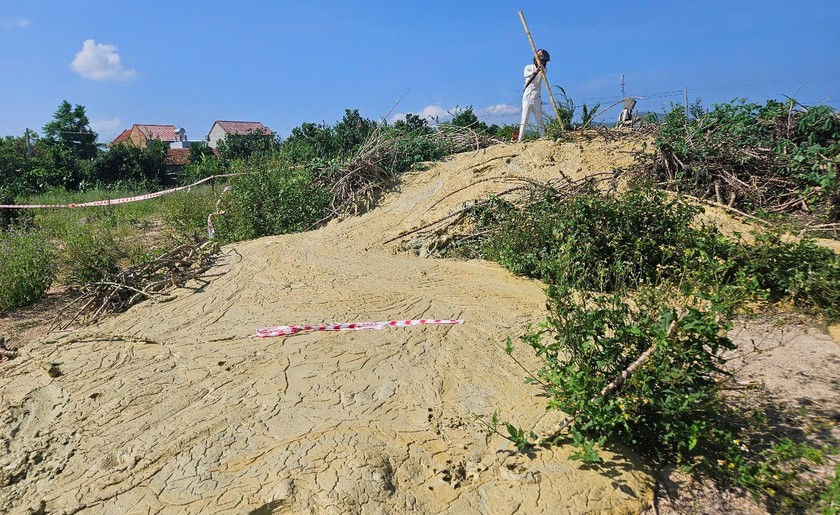 Nền đất bị nứt, nước bùn vàng nhạt tuôn trào ở Phú Yên Nen dat bi nut, nuoc bun vang nhat tuon trao o Phu Yen