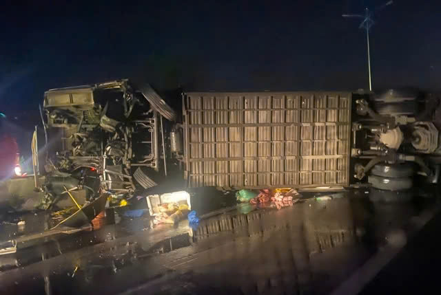 Lật xe khách trên quốc lộ 1A, nhiều người bị thương Lat xe khach tren quoc lo 1A, nhieu nguoi bi thuong