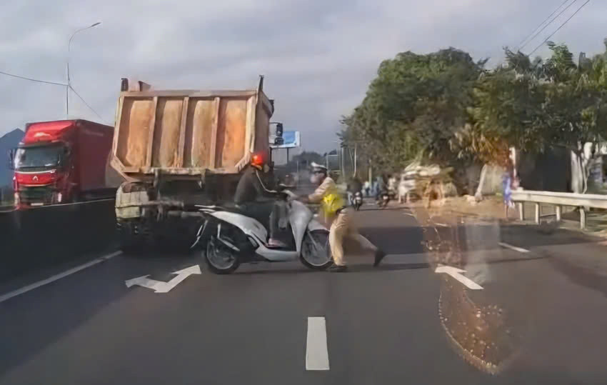 Khánh Hòa: Quái xế đâm CSGT, 'thông chốt' đo nồng độ cồn Khanh Hoa: Quai xe dam CSGT, 'thong chot' do nong do con