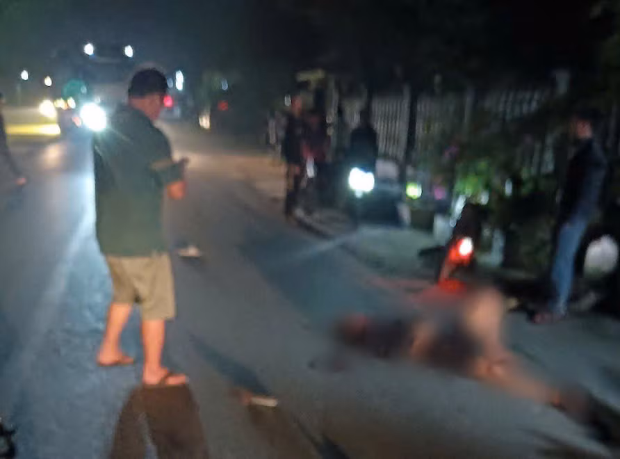 Xe may doi dau container, 2 hoc sinh thuong vong