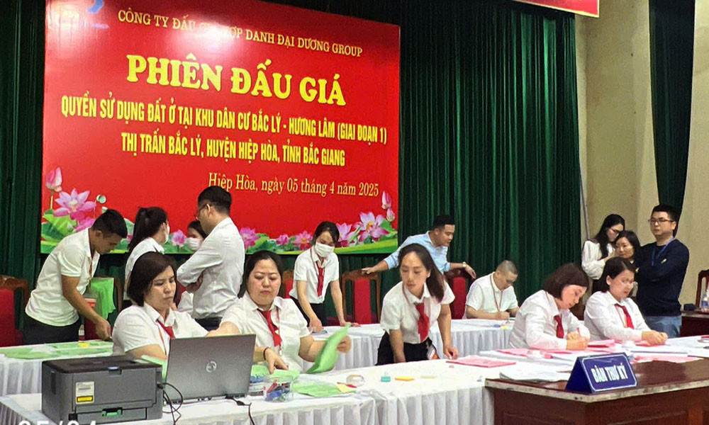 Bắc Giang đấu giá thành công 78 lô đất, thu về 244 tỷ Bac Giang dau gia thanh cong 78 lo dat, thu ve 244 ty