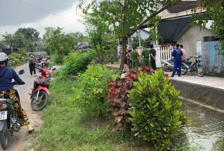 Phát hiện bé gái 2 tuổi tử vong dưới mương nước Phat hien be gai 2 tuoi tu vong duoi muong nuoc