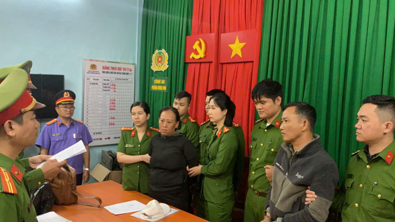 Bắt cặp vợ chồng “hờ” làm giả giấy phép lái xe máy ở Huế Bat cap vo chong “ho” lam gia giay phep lai xe may o Hue