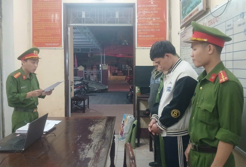 Bắt “đạo chịch” cạy cốp xe máy lấy trộm hơn 52 triệu đồng Bat “dao chich” cay cop xe may lay trom hon 52 trieu dong