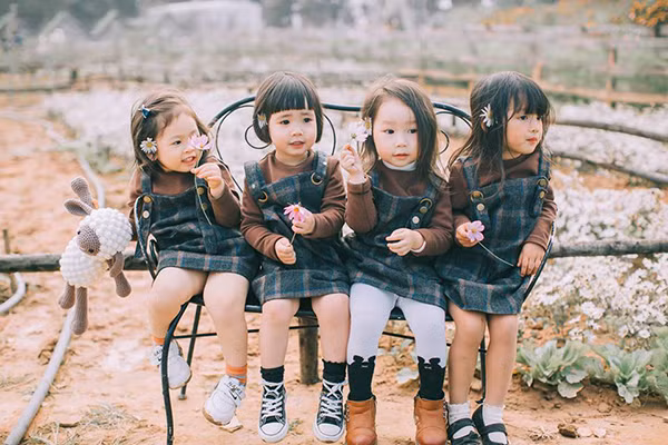 Chị Định Phương tâm sự thêm: 'Để thống nhất được trang phục, các mẹ đã rất vất vả vì mỗi người một ý. Trong lúc chụp thì nhiều người oải vì các bé rất nghịch. 3 đứa nhìn máy ảnh thì một đứa chạy đi đuổi hoa bắt bướm. Nhưng sau cùng, mọi người đều bảo rất vui. Khi chụp bộ ảnh kỷ niệm, chúng mình chưa nghĩ gì nhiều, không ngờ được mọi người đón nhận như vậy. Thật sự rất vui.'