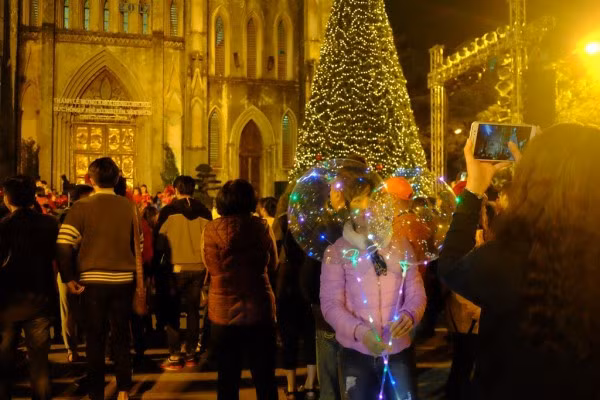 Đa số người chơi và người bán loại bóng này đều cầm nhiều quả trên tay, nên khi nổ sẽ gây ra hiện tượng nổ hàng loạt và gây bỏng cho người cầm, đặc biệt là trẻ nhỏ. Ngoài ra, những hội nghị, tiệc tùng trang trí với số lượng lớn loại bóng này khi nổ sẽ gây sát thương lớn.