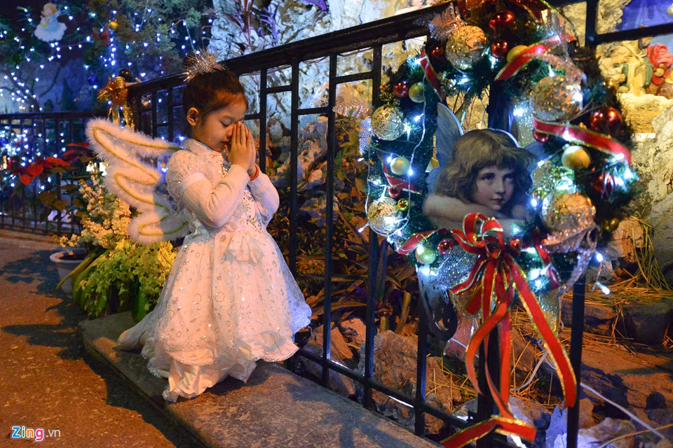 Các em nhỏ trong bộ cánh thiên thần cầu nguyện trước giờ biểu diễn văn nghệ.