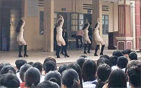 Phần biểu diễn văn nghệ phản cảm của các cô gái dưới sự chứng kiến của hàng trăm học sinh trường THPT Bất Bạt, huyện Ba Vì, Hà Nội gây phản ứng mạnh mẽ (ảnh từ clip)