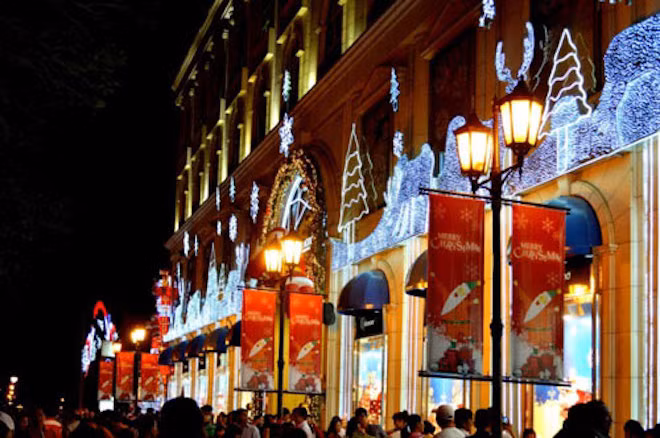  Trung tâm thương mại NowZone (Q.1) - NowZone có lượng người tới chụp ảnh không quá tấp nập, đó là một điểm tới lý tưởng dành cho những ai không thích phải chen chân giữa đám đông như tại Diamond Plaza hay phố đi bộ Nguyễn Huệ. Sau khi thỏa thích chụp ảnh trước cổng NowZone, bạn có thể tiếp tục tham quan mua sắm, hoặc ăn uống, vui chơi ở tầng 4 của tòa nhà. Mùa Noel năm nay, NowZone đã được trang trí đẹp và hoành tráng hơn mọi năm rất nhiều.