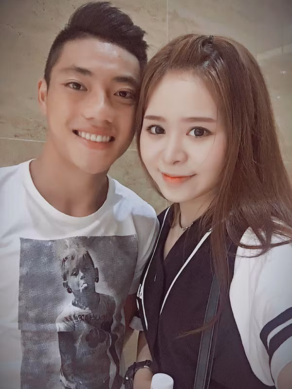Tiền vệ 21 tuổi Lâm Ti Phông từ lâu đã công khai bạn gái Trà My trên trang cá nhân.