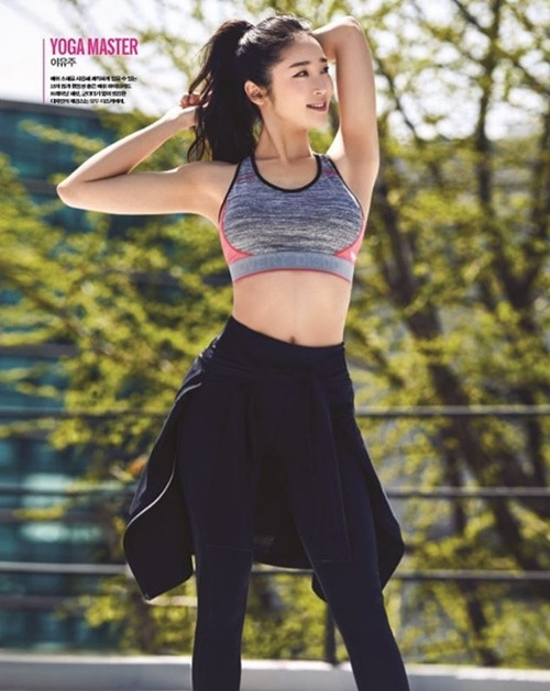 Lee Yuju sinh năm 1994, có gương mặt baby như trẻ thơ và thân hình dẻo dai, thường xuyên thực hiện những động tác yoga khó giúp tạo thêm cảm hứng tập luyện cho các học viên.