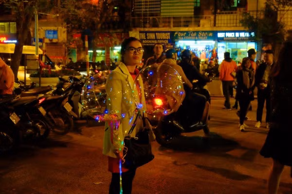 Nguy hiểm hơn, những quả bóng này khi nổ sẽ khiến hệ thống đèn led phát sáng bên trong bị chập và có thể gây cháy. Khi đó, những tổn thất gây ra sẽ cao hơn nhiều so với nổ một quả bóng hydro bình thường.