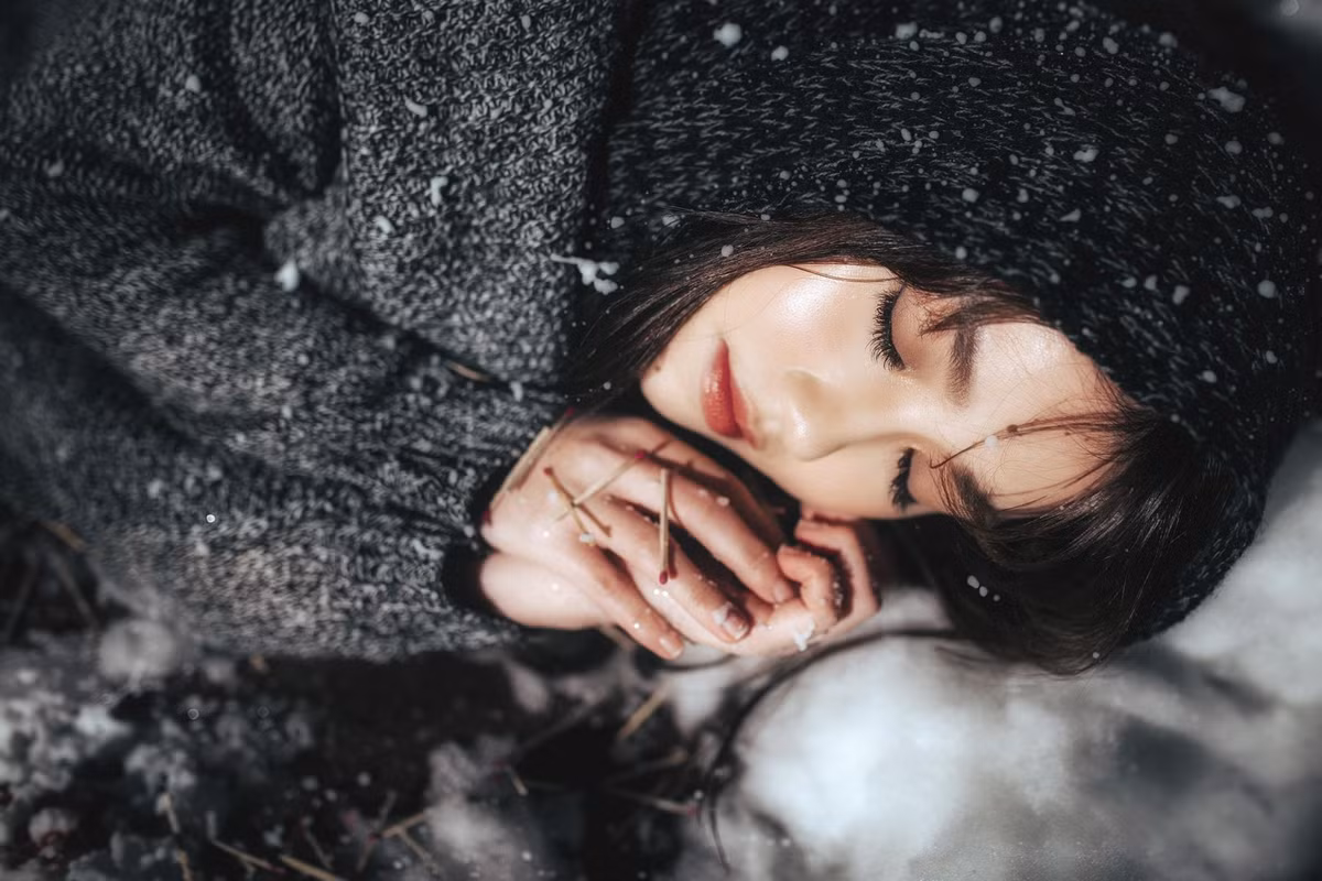 Chia sẻ về mục đích chụp bộ ảnh, Thùy Dung cho biết: “Bộ ảnh này mình chụp ở Hà Nội. Vì là fan ruột của Real mà trong trận Siêu Kinh Điểm mới đây Real thua nên mình khá buồn và sẽ không đi chơi Noel. Chính vì vậy, mình quyết định hóa thân thành cô bé bán diêm và chụp lại bộ ảnh như một kỉ niệm khá buồn dịp giáng sinh này. Nhân dịp noel, mình mong muốn mọi người sẽ luôn bình an và hạnh phúc. Ngoài ra, mình luôn ước sẽ được nhận một món quà noel đó chính là chiếc vé đến với thành phố Madrid.”