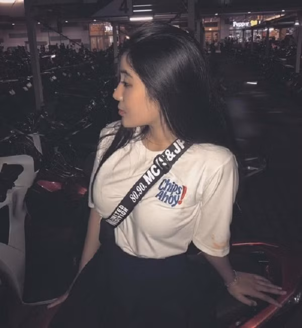 Ngoài vẻ đẹp gương mặt và ngoại hình, Võ Ngọc Trân còn có thành tích học tập tốt và hiện đang là thành viên của đội tuyển văn ở trường học. Trân đang cố gắng trong học tập để nuôi ước mơ trở thành một cô giáo dạy Văn.