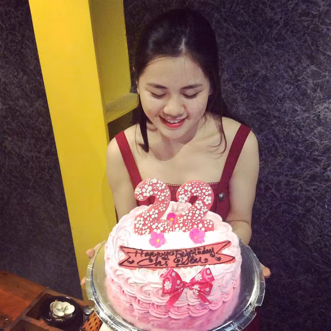 Anh gặp Thùy Phương lần đầu tiên trong vòng chung kết cuộc thi Hoa khôi Đại học Vinh và trúng tiếng sét ái tình.