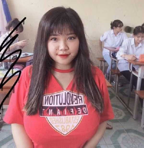 Ban đầu, Thu Trang cũng phải đối mặt với những lời dị nghị, trêu chọc khiến bản thân cảm thấy vô cùng xấu hổ và mặc cảm nhưng lâu dần, cô bạn chấp nhận đương đầu. Trang còn coi vòng 1 "quá khổ" của mình không chỉ có khuyết điểm mà còn có cả những ưu điểm, khiến bản thân cô nàng nổi bật hơn giữa đám đông. Vì vậy, Thu Trang càng phải biết nâng niu và trân trọng lợi thế đó. Thu Trang cũng không còn xấu hổ như trước nữa mà thay vào đó là sự tự tin thể hiện thông qua những bức ảnh tự sướng với vòng 1 nổi bật được cô bạn thường xuyên đăng tải lên trang cá nhân có 80.000 người theo dõi.